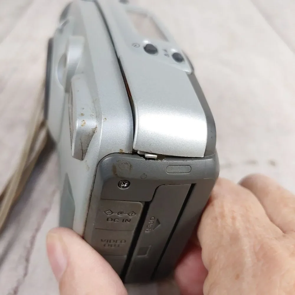 Kodak DC3400 Zoom Digital Camera 2.0MP Silver Gray Retro Power On ASIS FOR PARTS